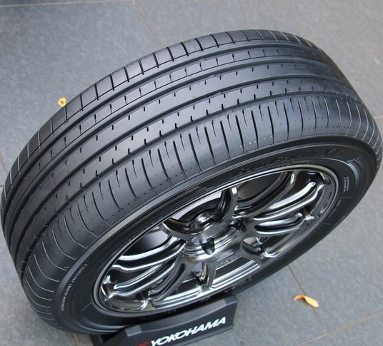Yokohama BluEarth-XT AE61 215/60R17 96V